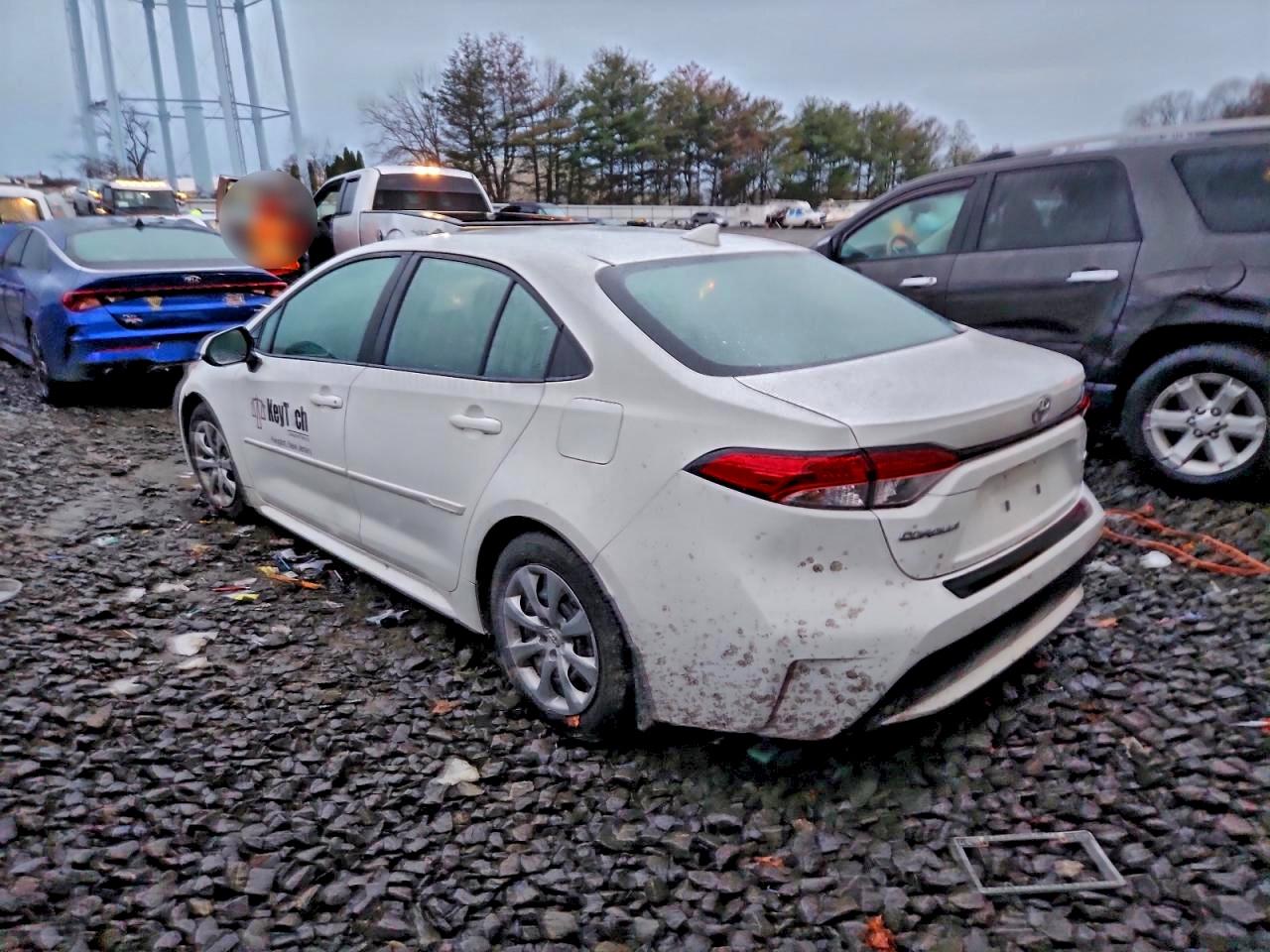 2022 TOYOTA COROLLA LE photo 3
