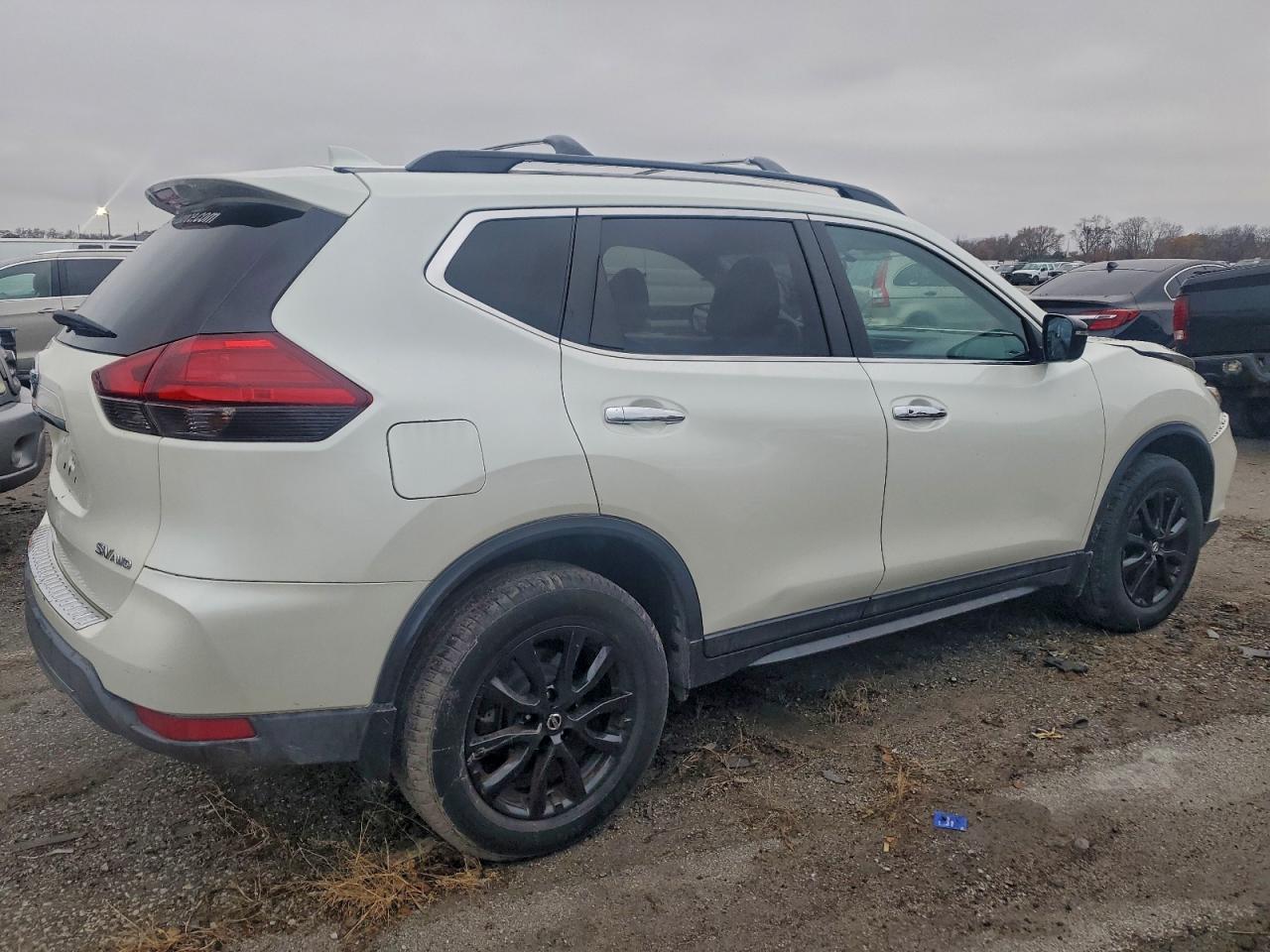 2017 NISSAN ROGUE SV photo 3