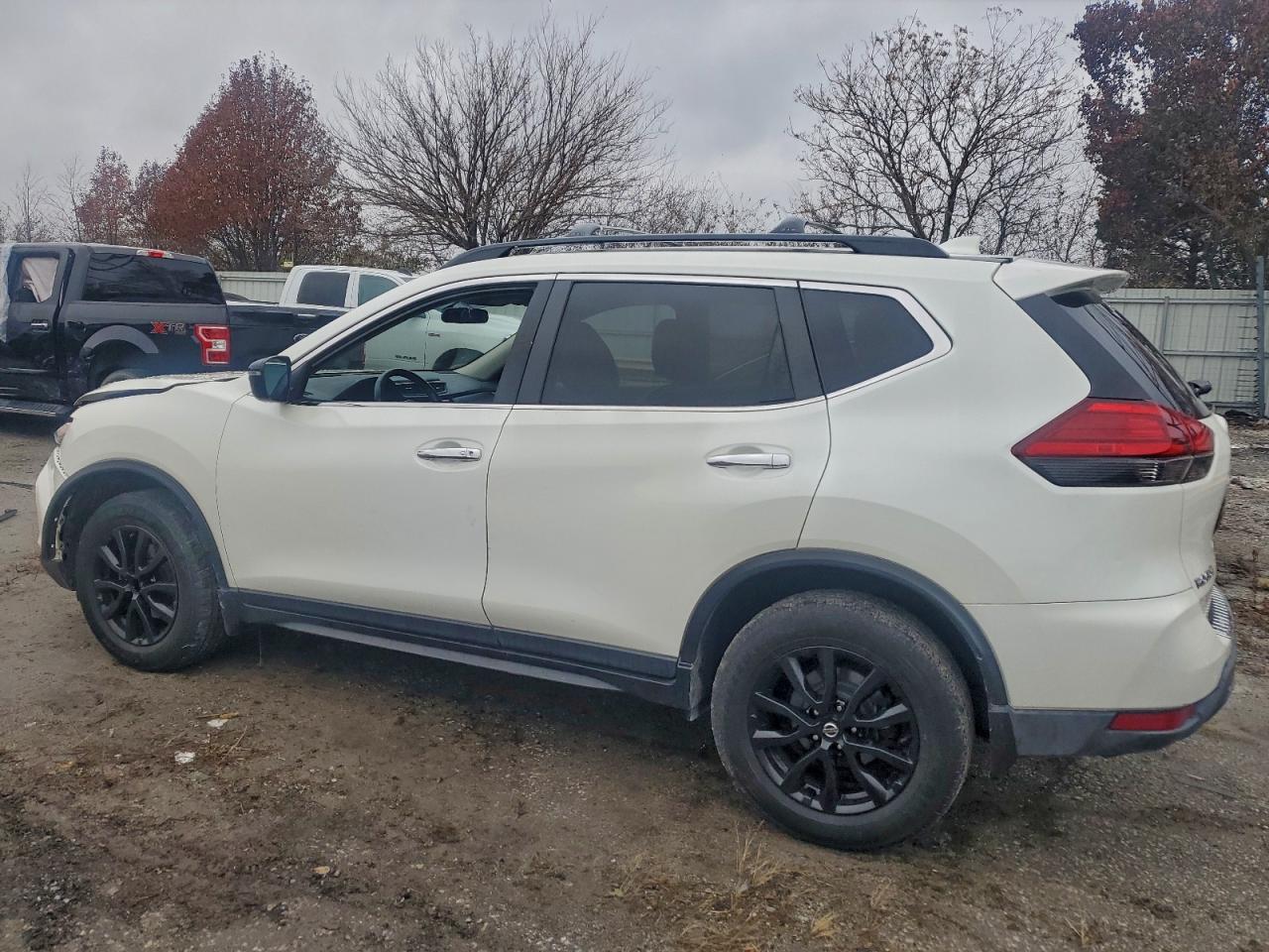 2017 NISSAN ROGUE SV photo 2