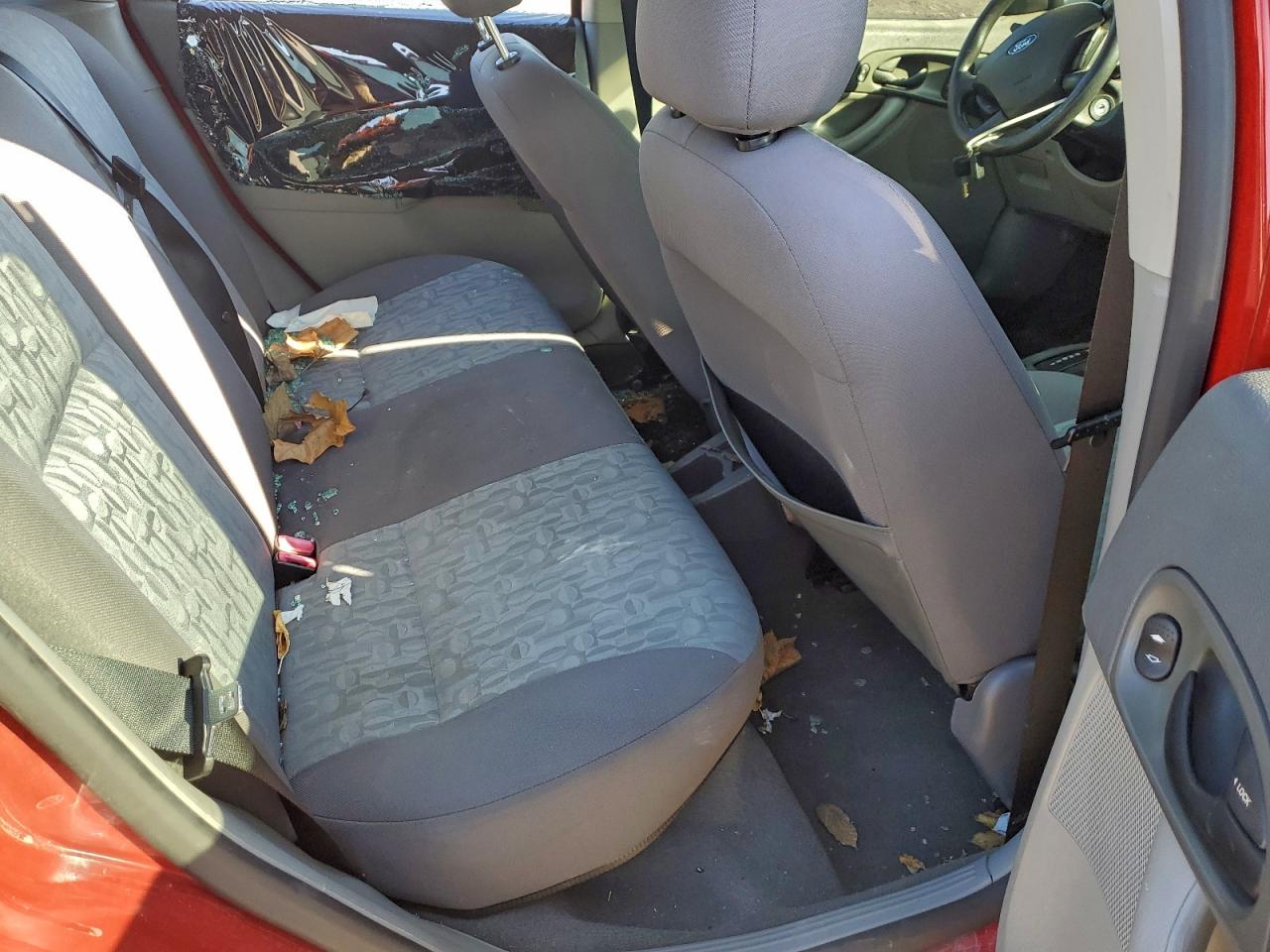 2005 FORD FOCUS ZX4 photo 10