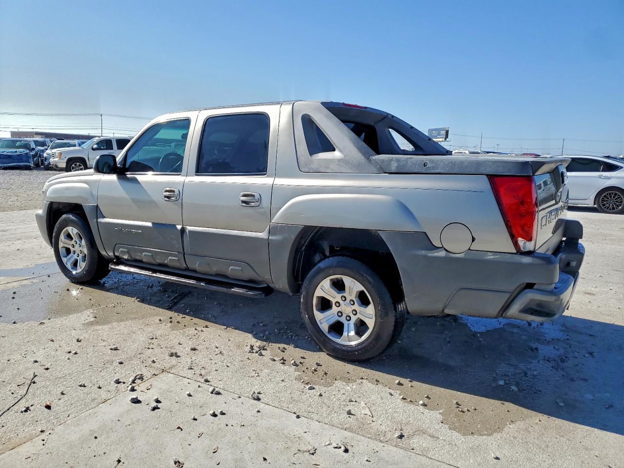 2002 CHEVROLET AVALANCHE C1500 photo 2