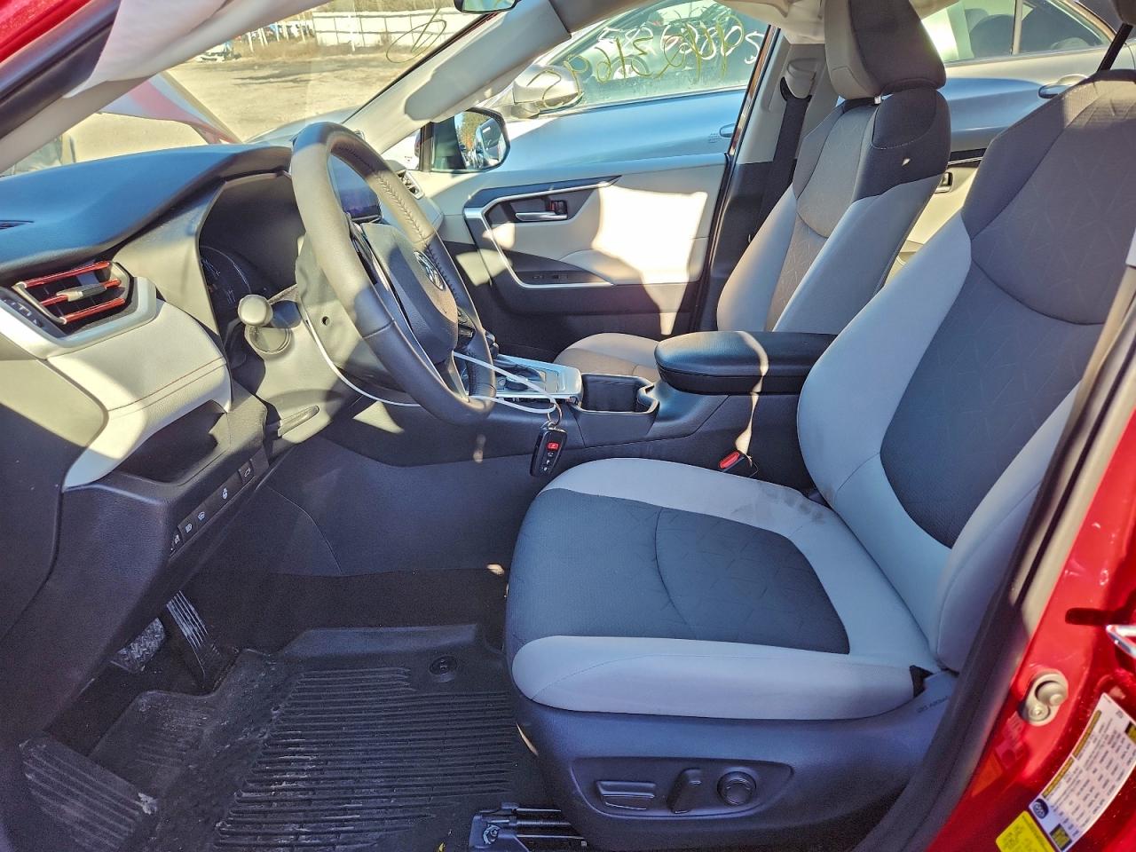 2025 TOYOTA RAV4 XLE photo 7