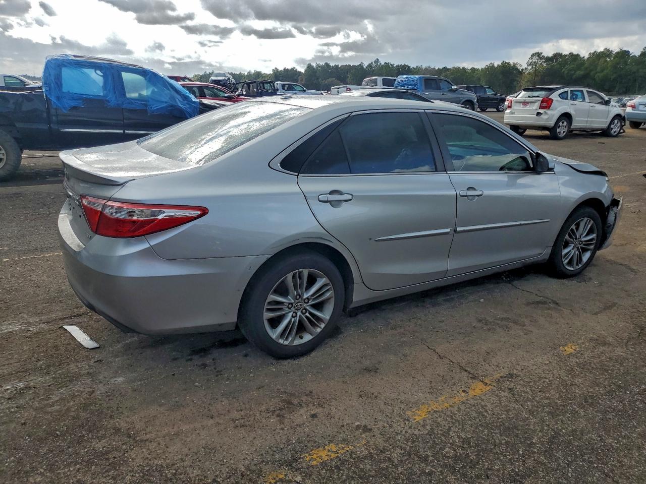 2016 TOYOTA CAMRY SE photo 3