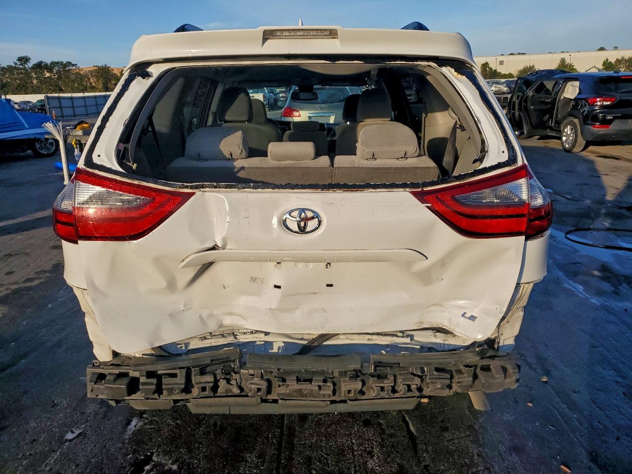 2020 TOYOTA SIENNA LE 8-PASSENGER photo 11