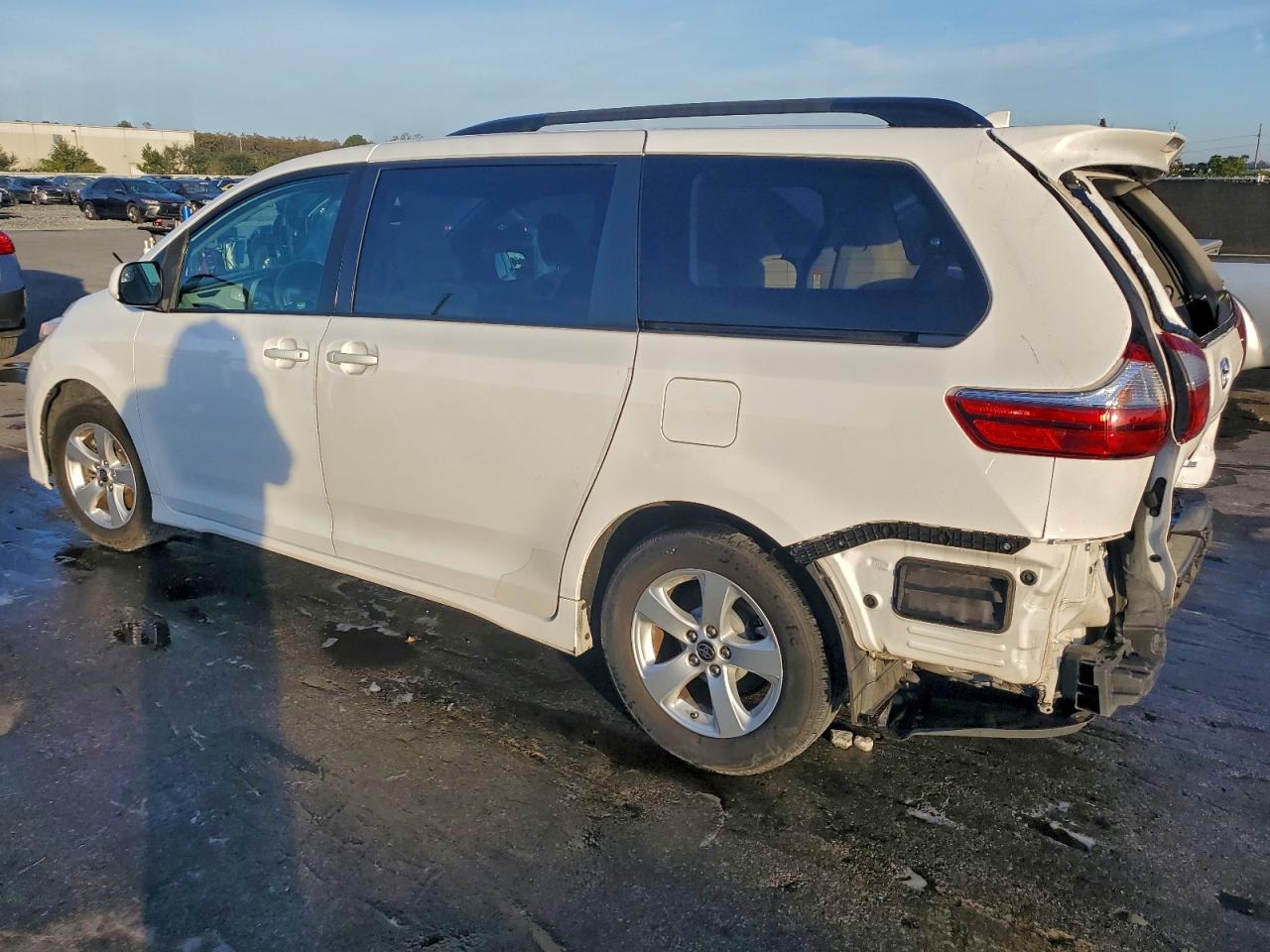 2020 TOYOTA SIENNA LE 8-PASSENGER photo 3