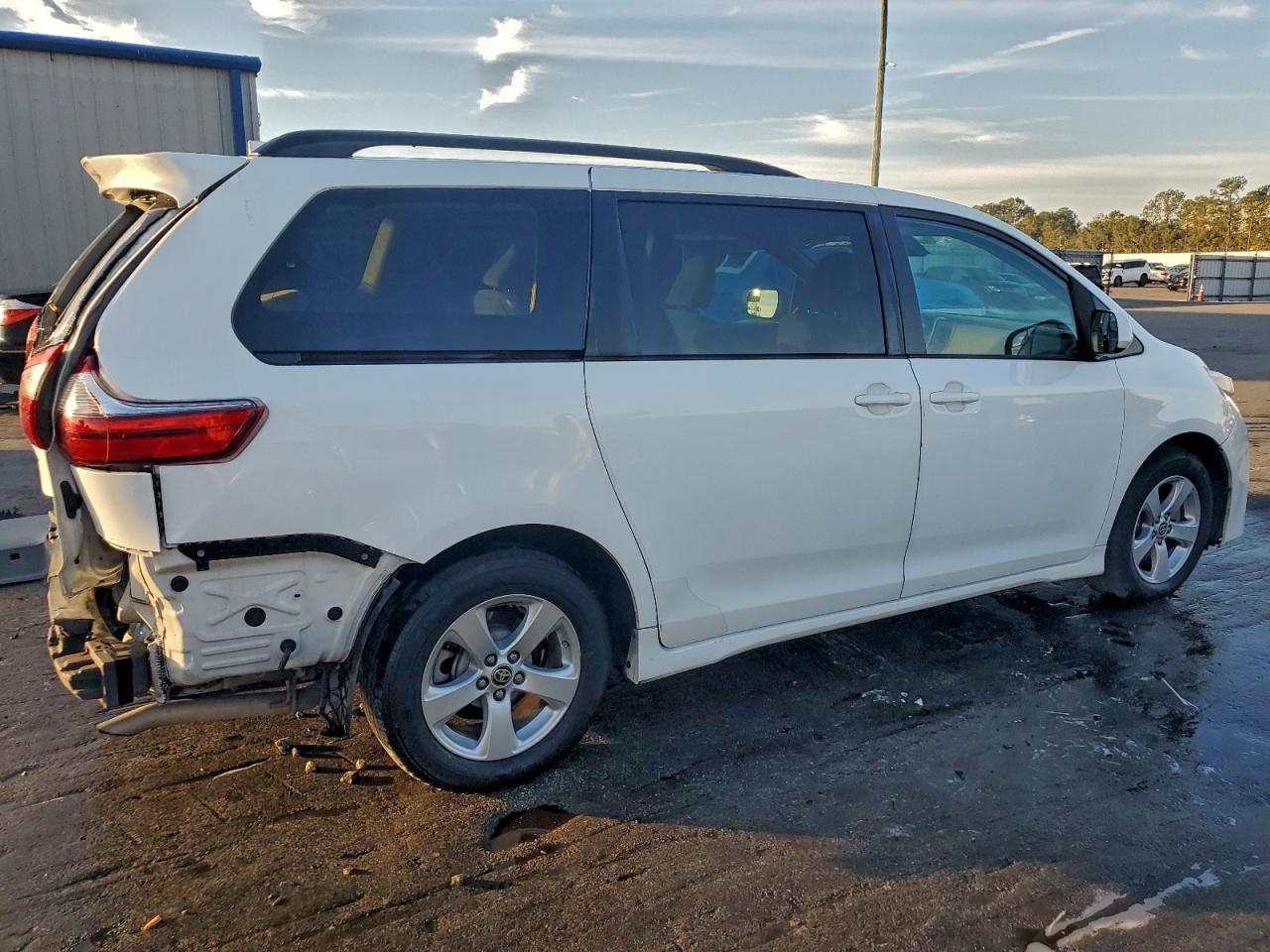 2020 TOYOTA SIENNA LE 8-PASSENGER photo 5