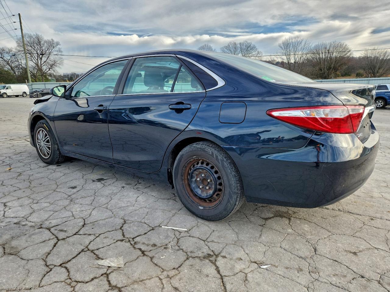2017 TOYOTA CAMRY LE photo 3