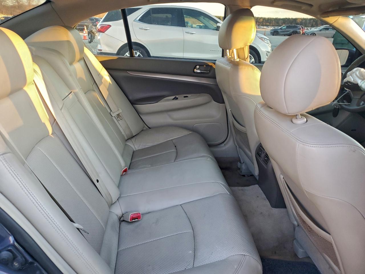 2010 INFINITI G37 photo 28