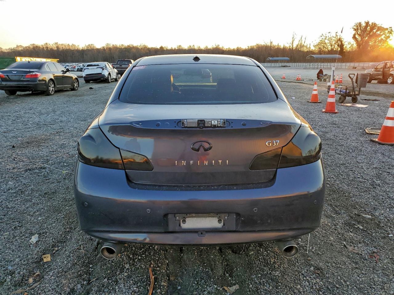 2010 INFINITI G37 photo 16