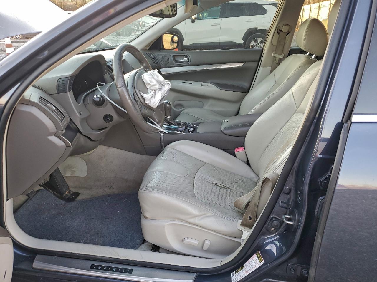 2010 INFINITI G37 photo 19