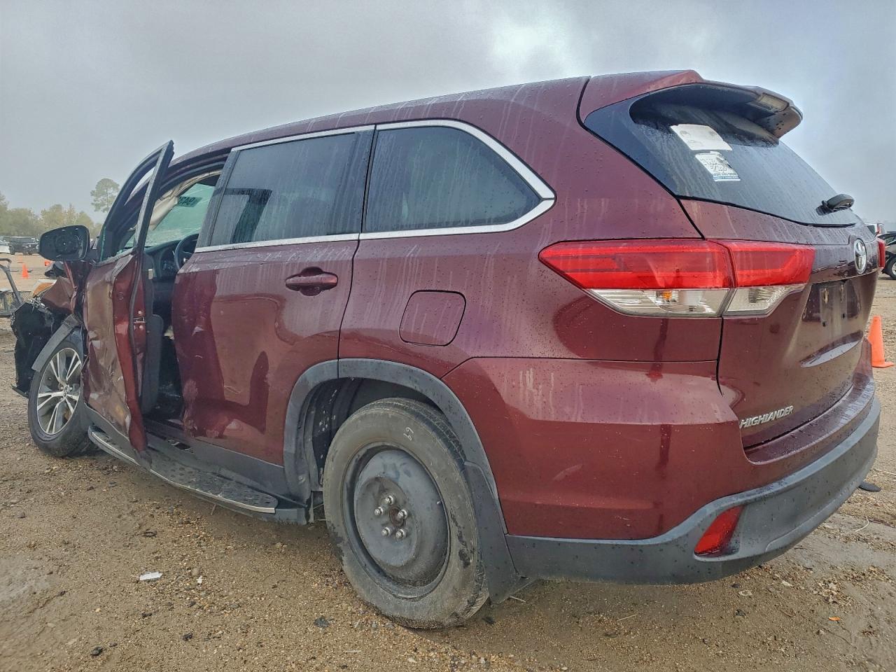 2019 TOYOTA HIGHLANDER LE photo 3