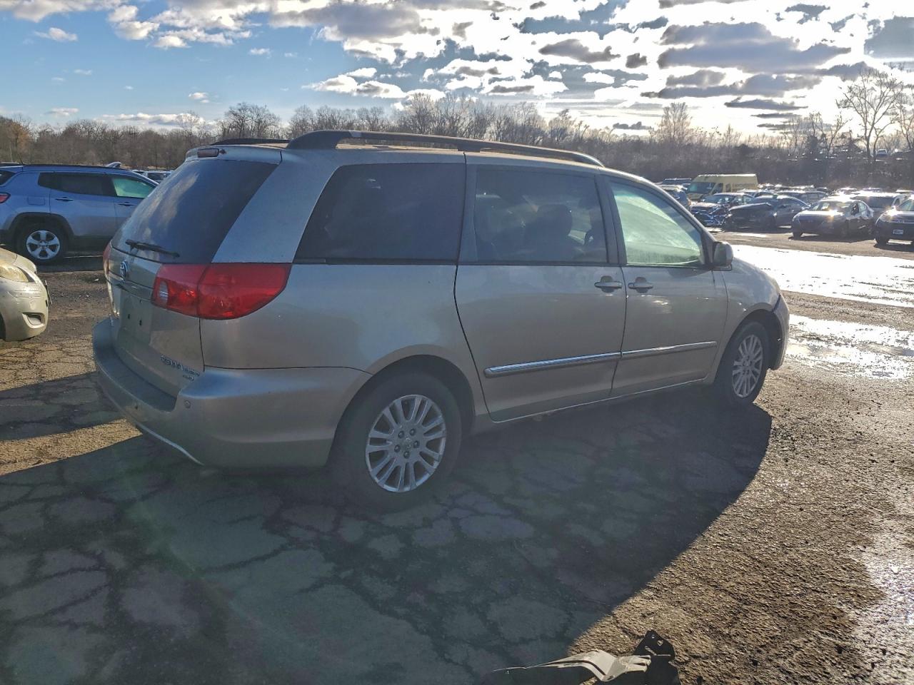 2008 TOYOTA SIENNA XLE photo 3