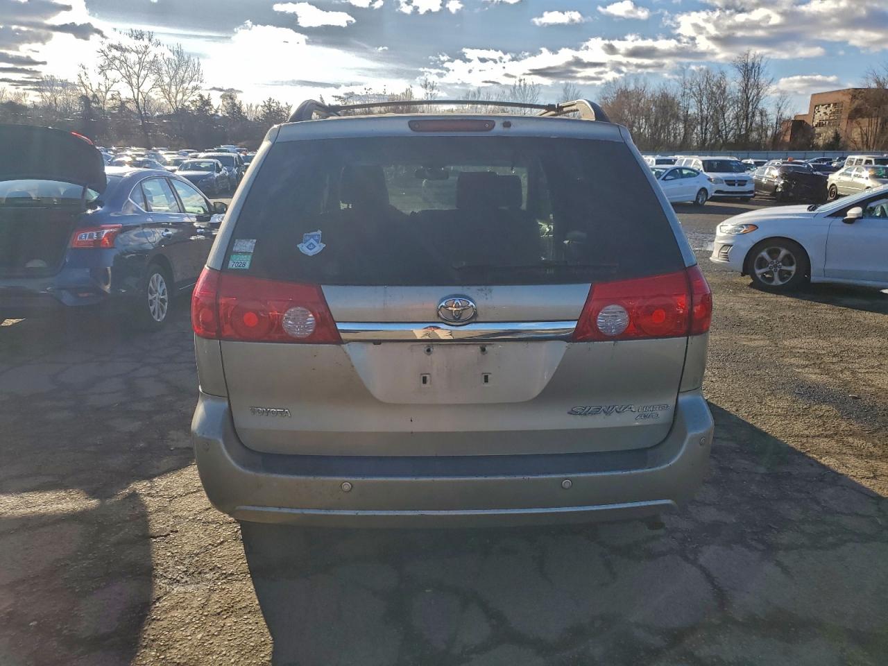2008 TOYOTA SIENNA XLE photo 6