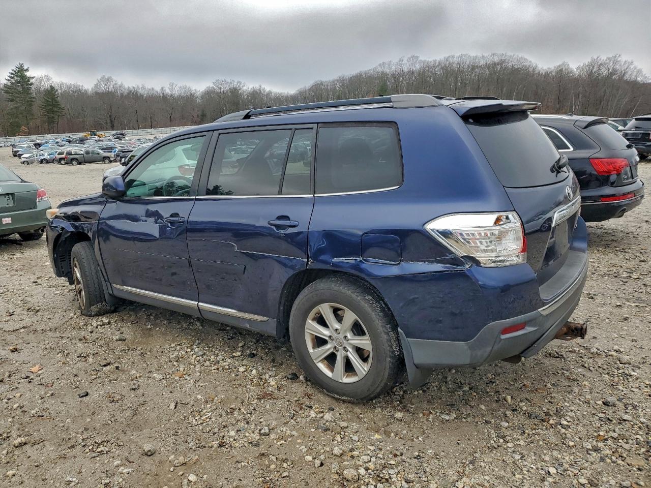 2011 TOYOTA HIGHLANDER BASE photo 2