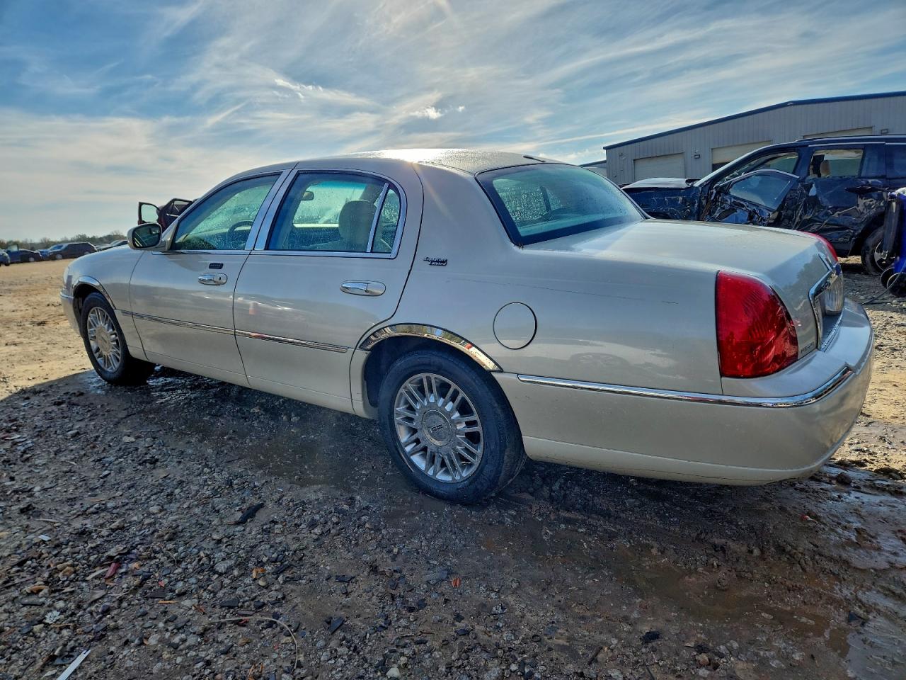 2006 LINCOLN TOWN CAR SIGNATURE LIMITED photo 2