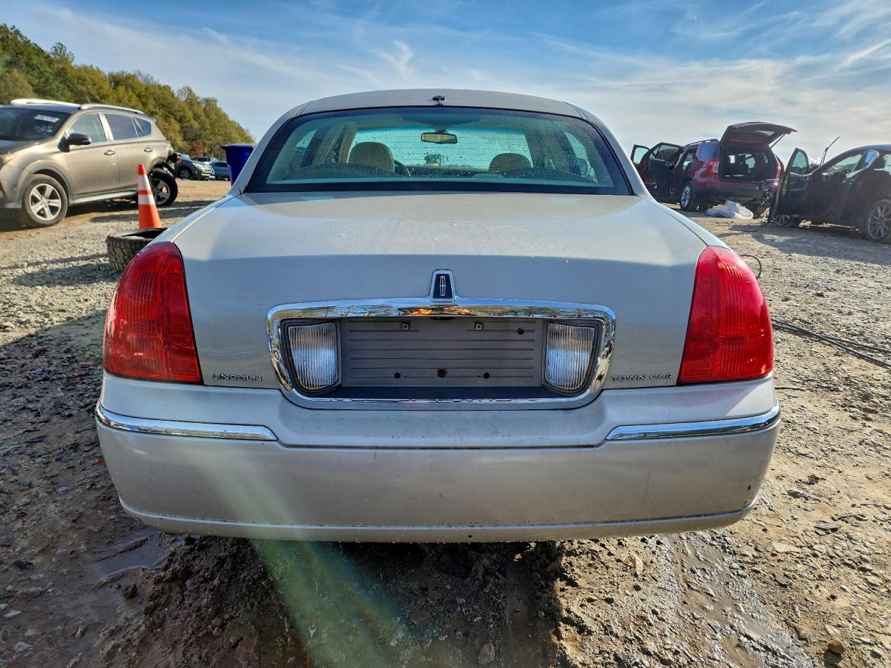 2006 LINCOLN TOWN CAR SIGNATURE LIMITED photo 6