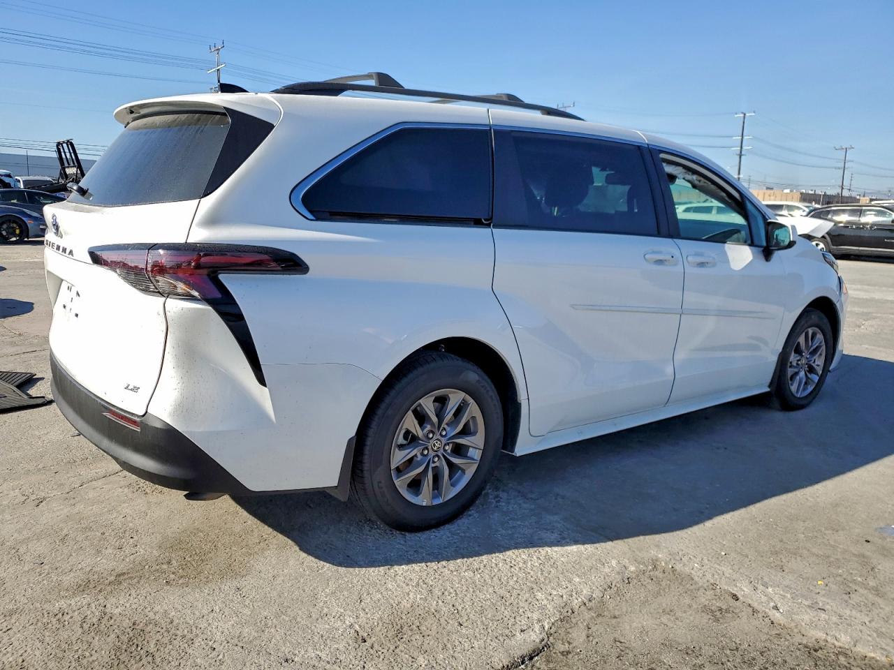 2025 TOYOTA SIENNA LE 8-PASSENGER photo 5