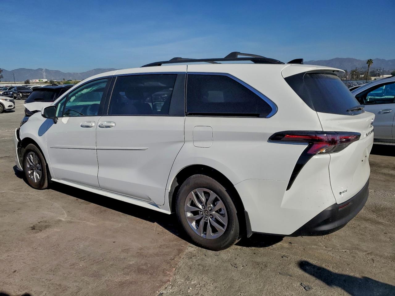 2025 TOYOTA SIENNA LE 8-PASSENGER photo 3