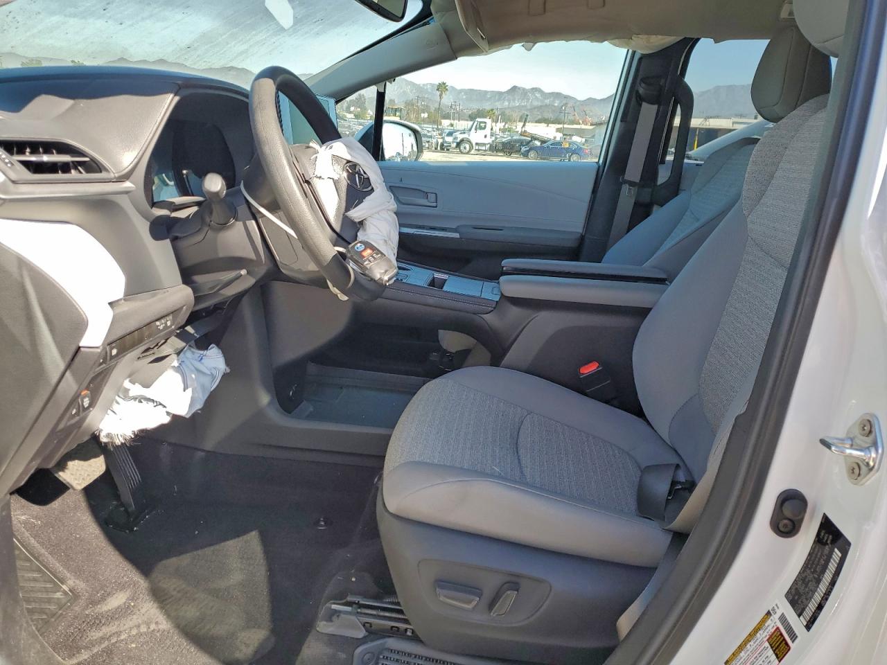 2025 TOYOTA SIENNA LE 8-PASSENGER photo 13
