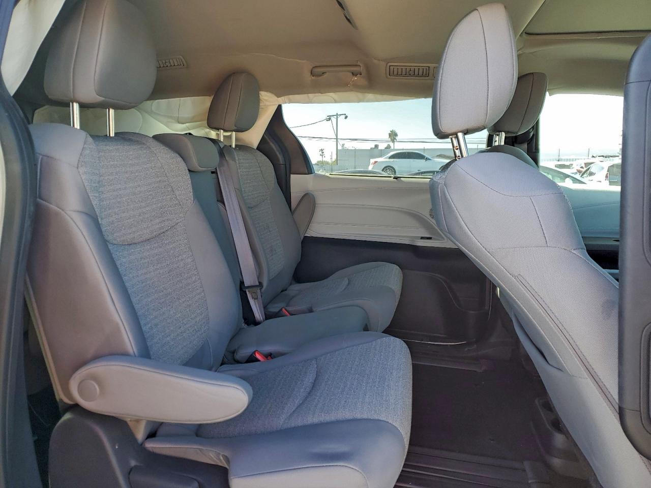 2025 TOYOTA SIENNA LE 8-PASSENGER photo 21