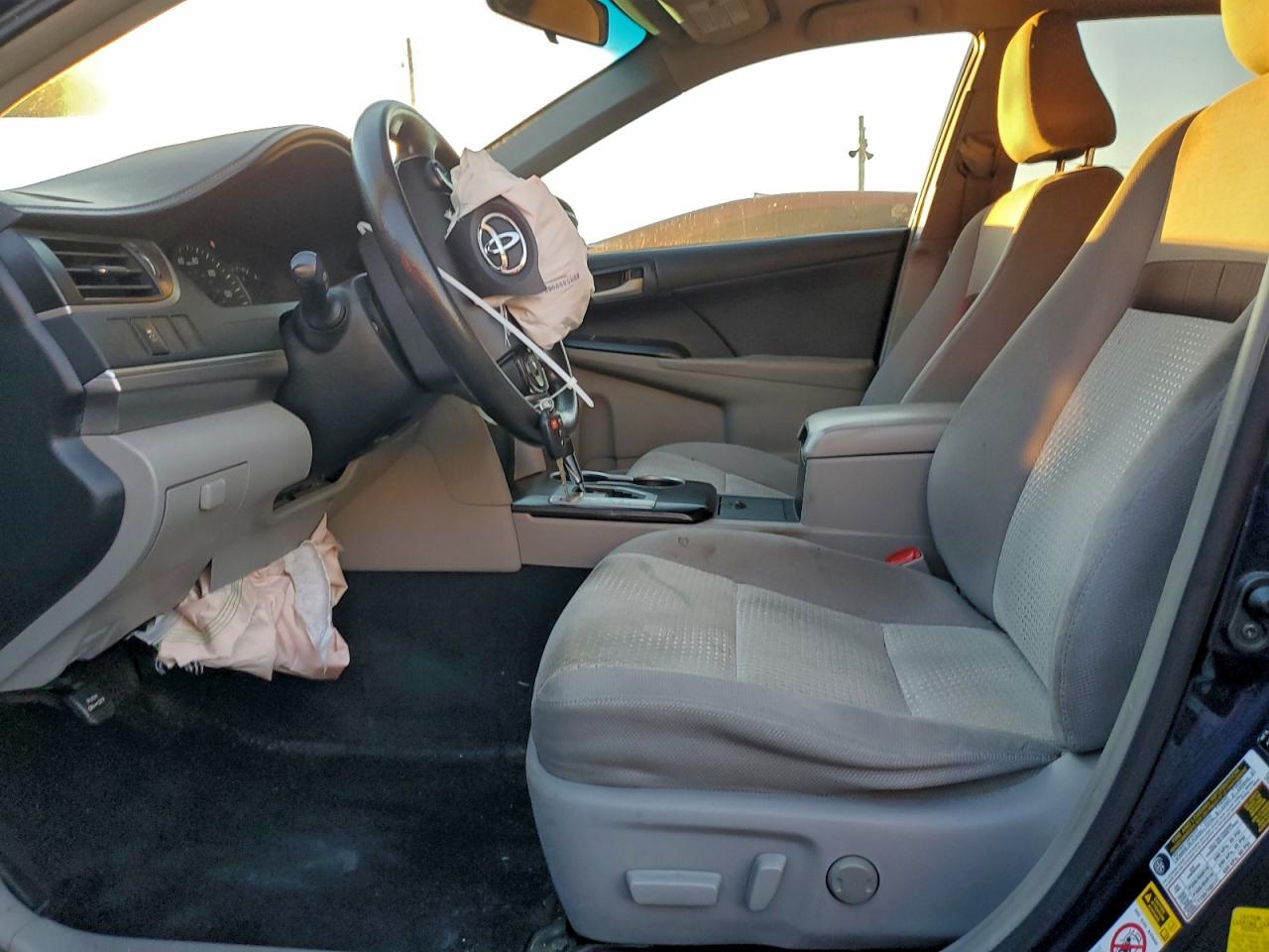 2014 TOYOTA CAMRY L photo 13