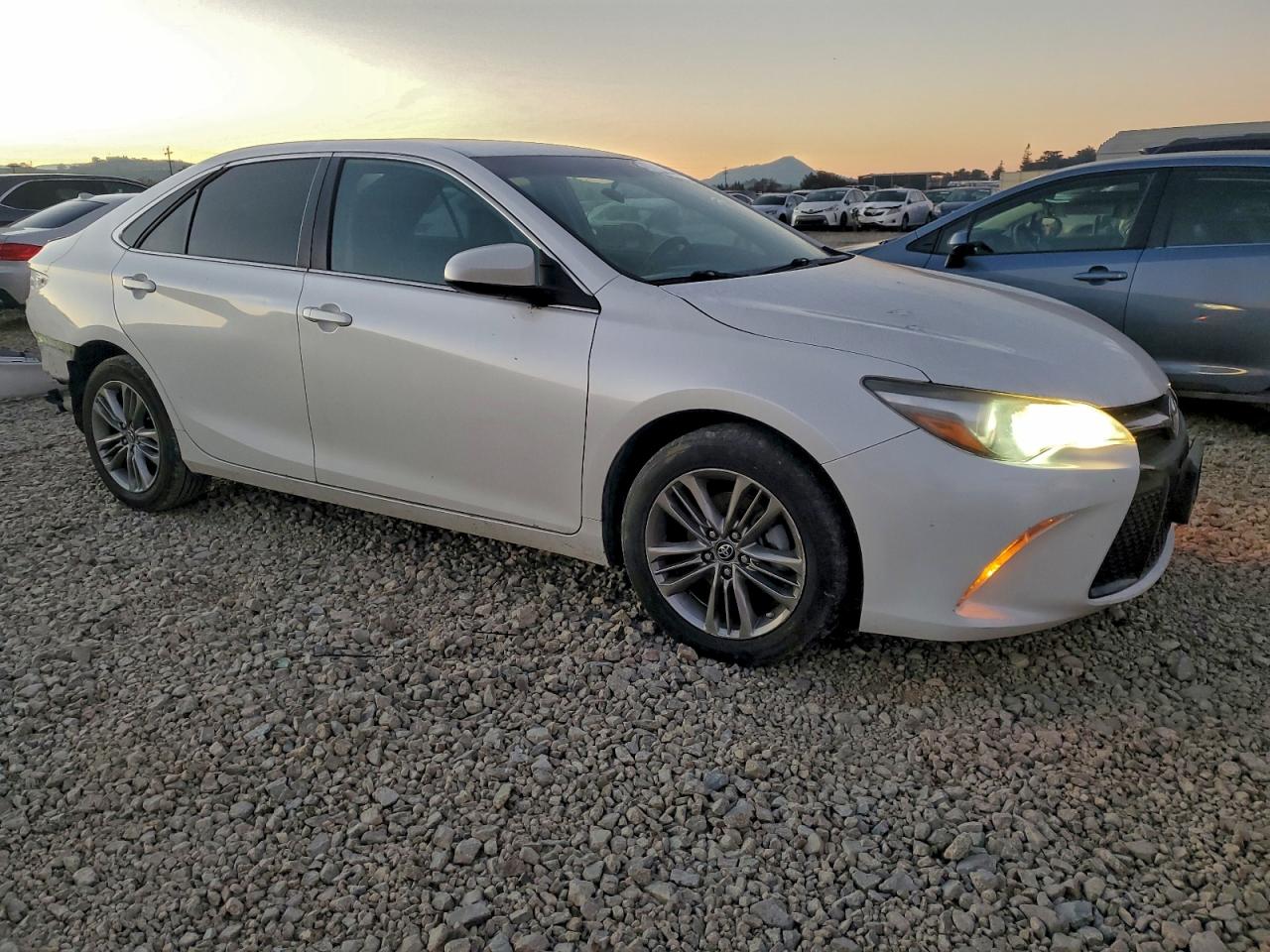 2017 TOYOTA CAMRY LE photo 4