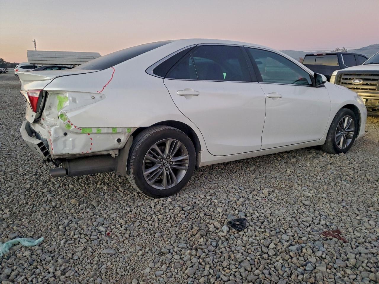 2017 TOYOTA CAMRY LE photo 3