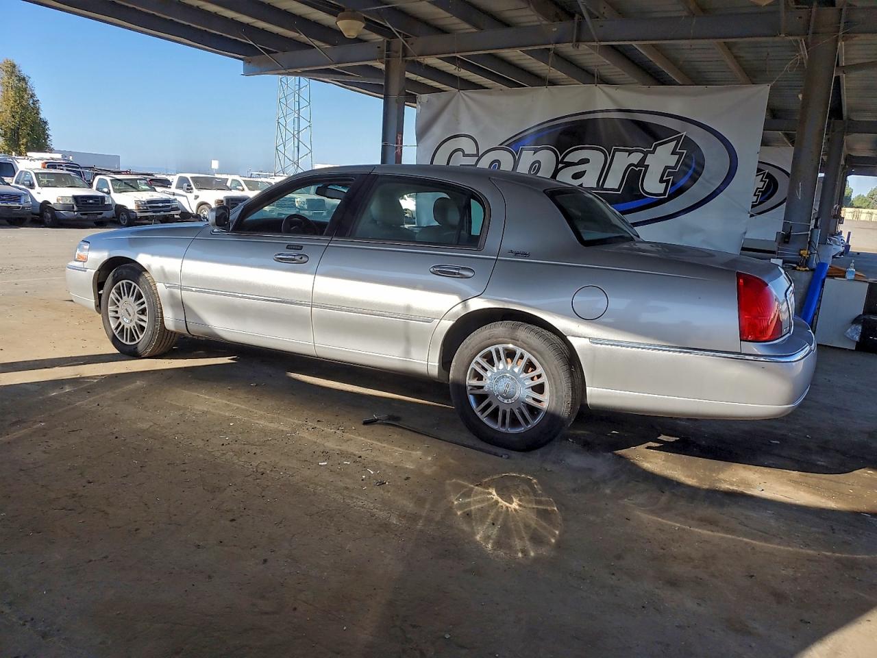 2007 LINCOLN TOWN CAR SIGNATURE LIMITED photo 4