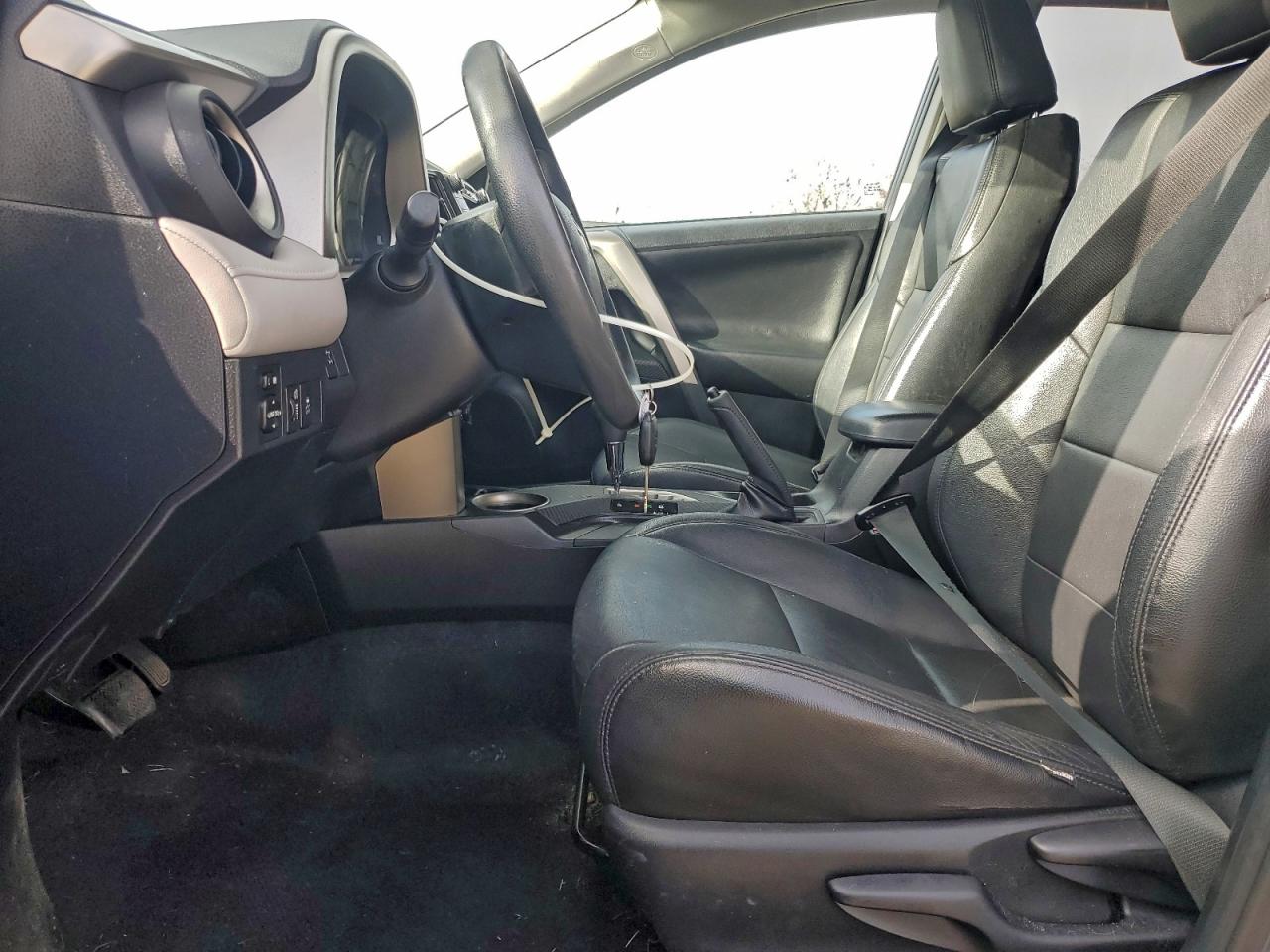 2015 TOYOTA RAV4 XLE photo 7