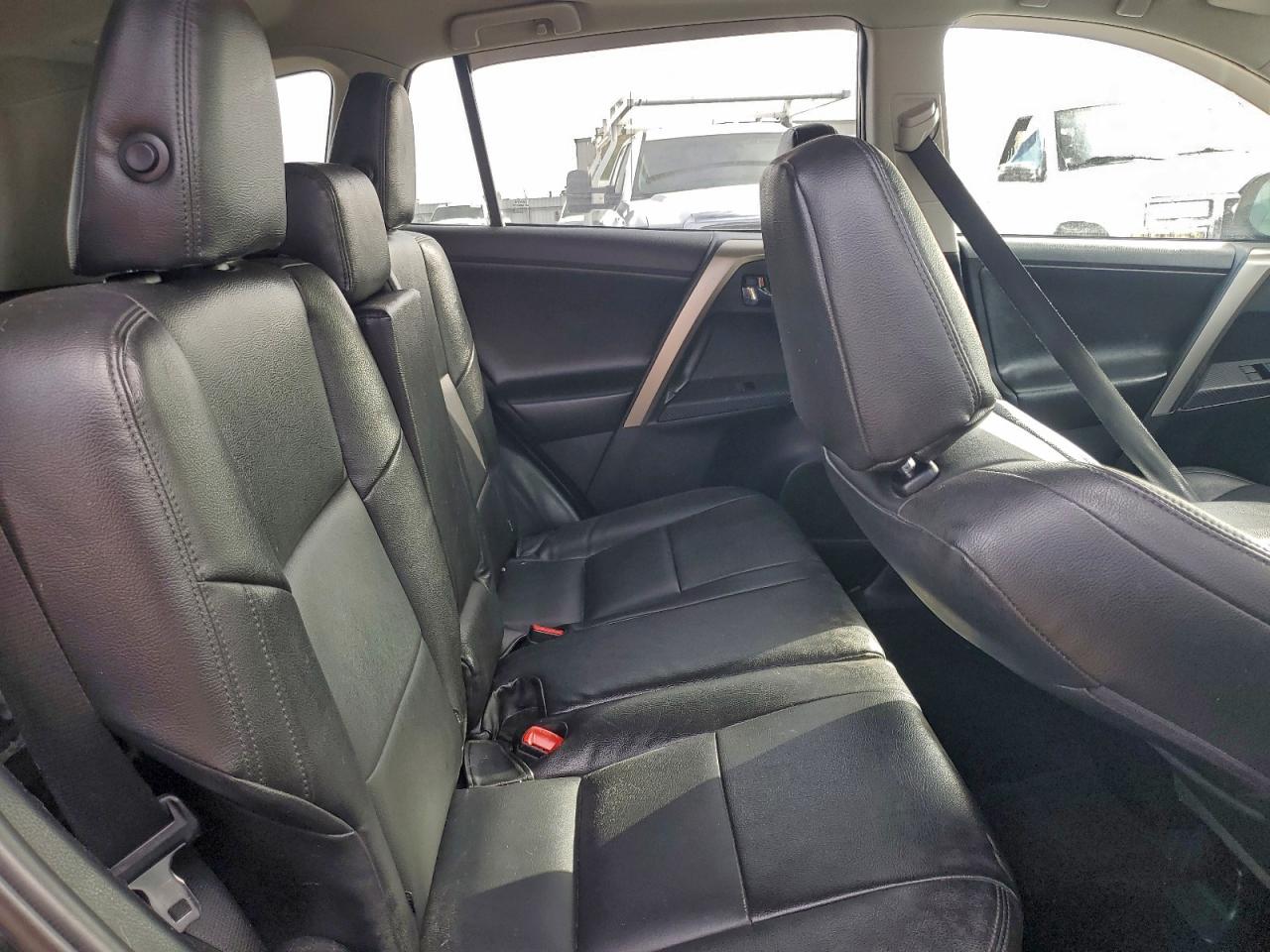 2015 TOYOTA RAV4 XLE photo 10