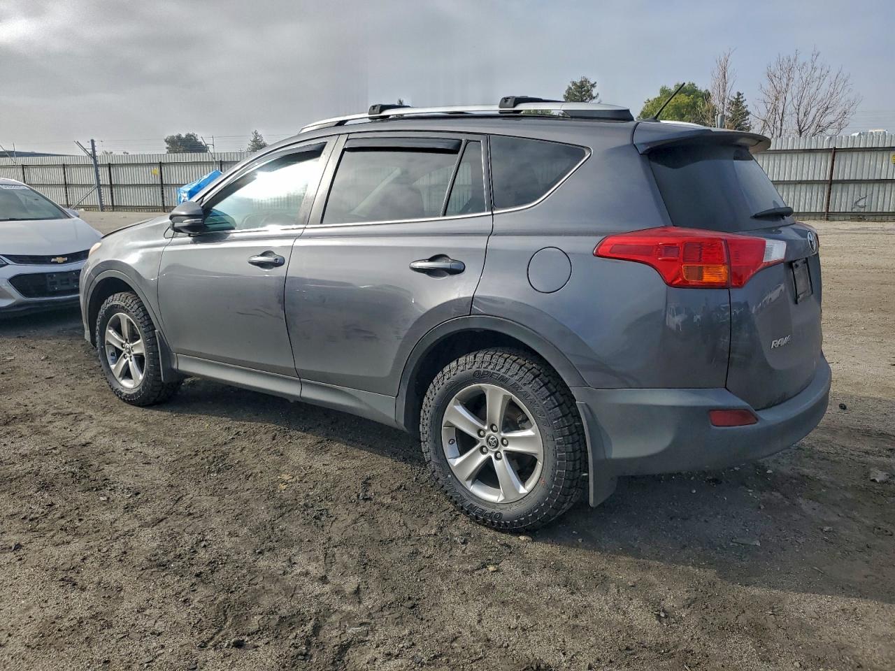 2015 TOYOTA RAV4 XLE photo 2