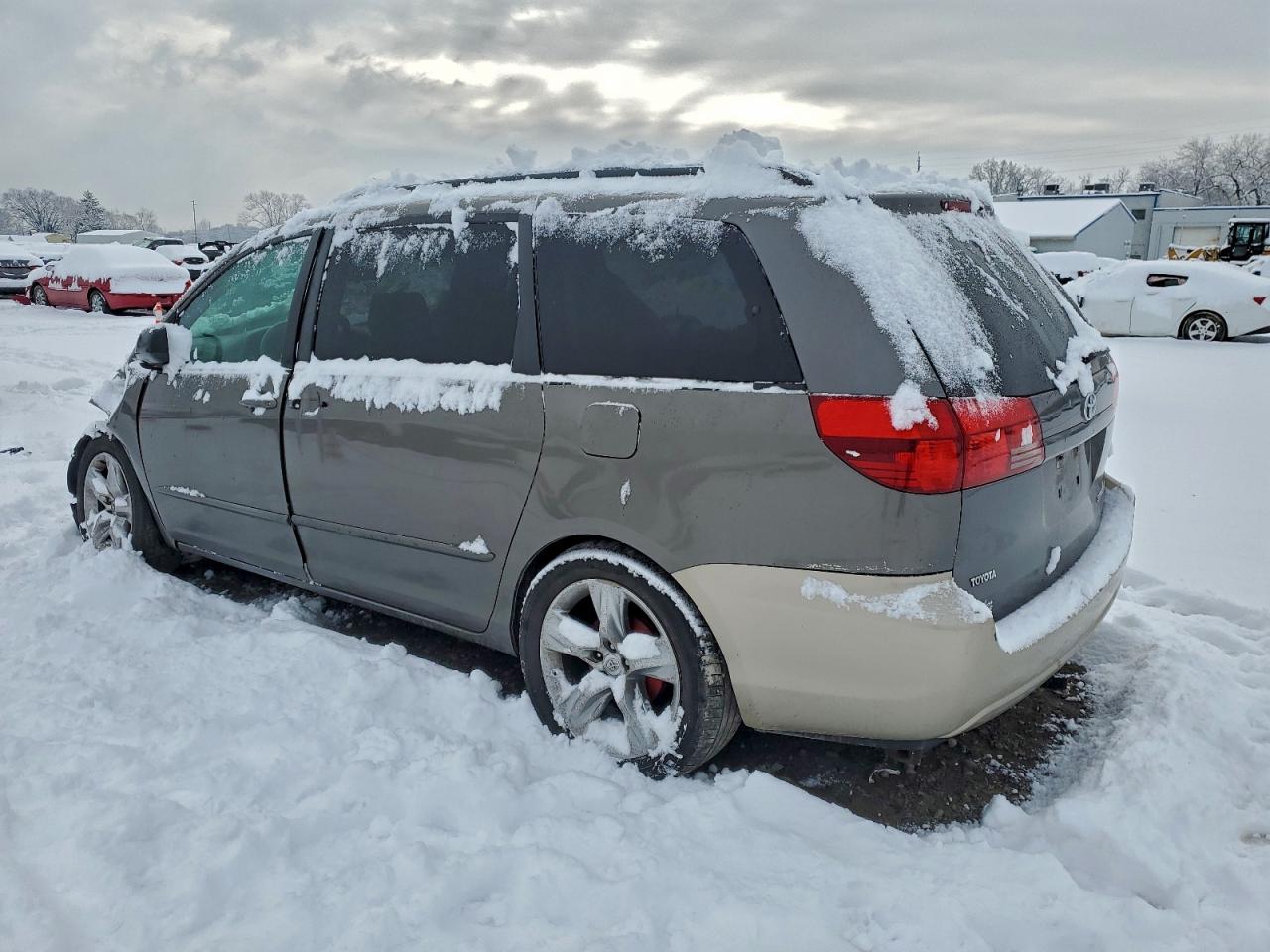 2004 TOYOTA SIENNA L 7-PASSENGER photo 3