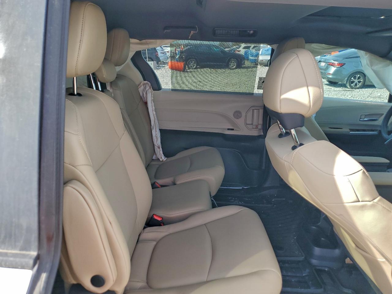 2022 TOYOTA SIENNA XLE photo 10
