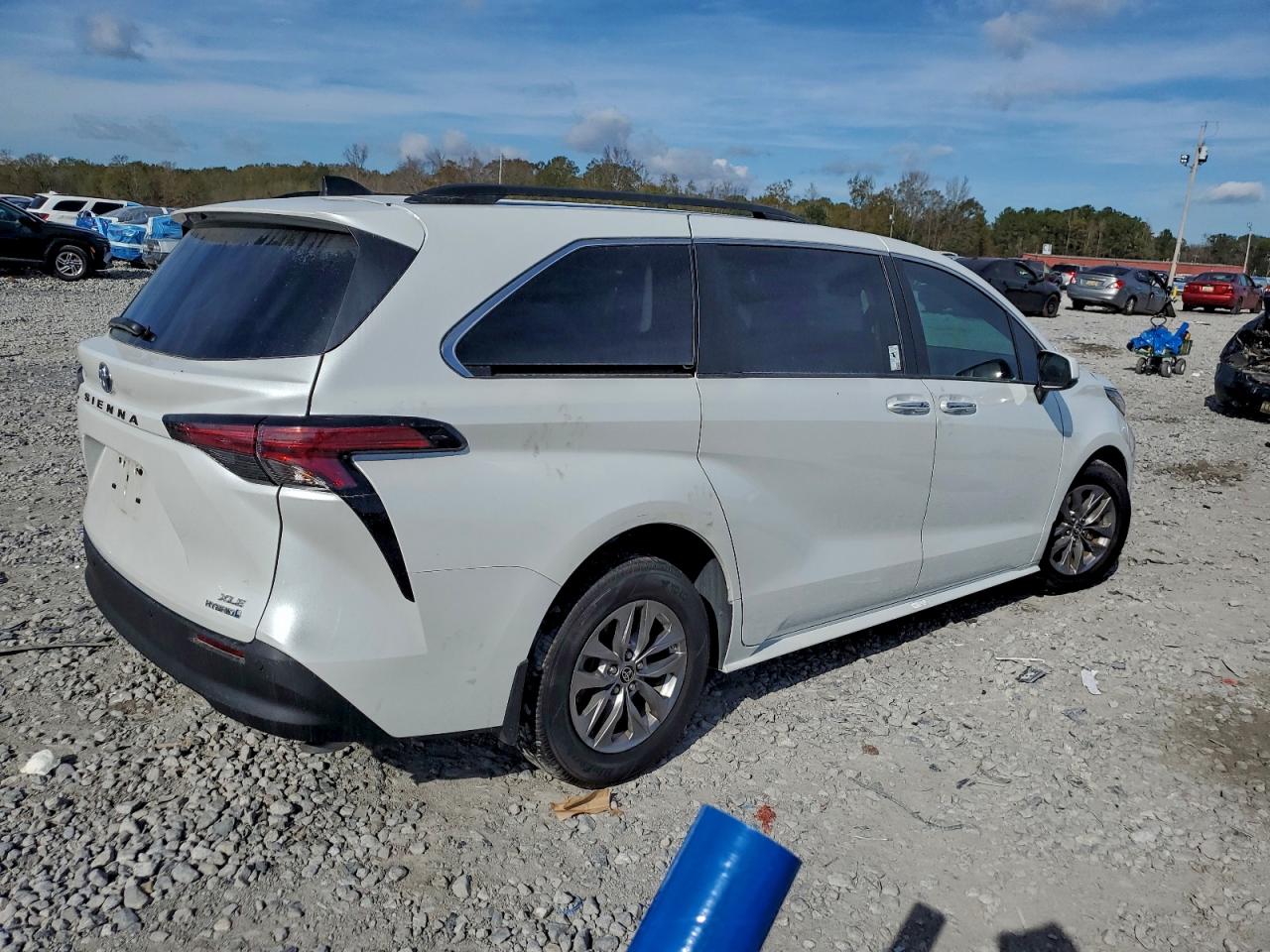 2022 TOYOTA SIENNA XLE photo 3