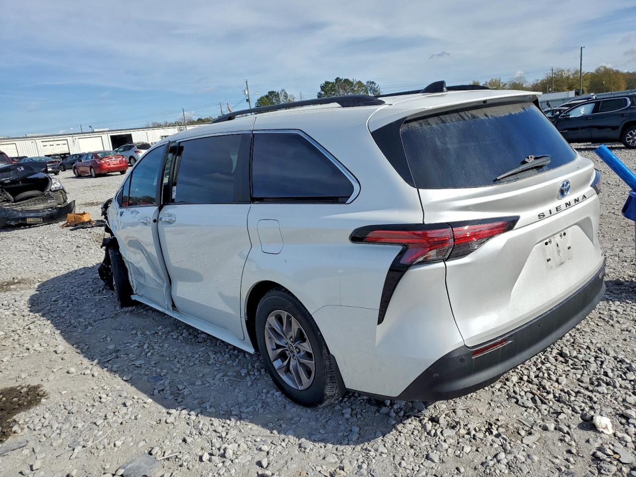 2022 TOYOTA SIENNA XLE photo 2