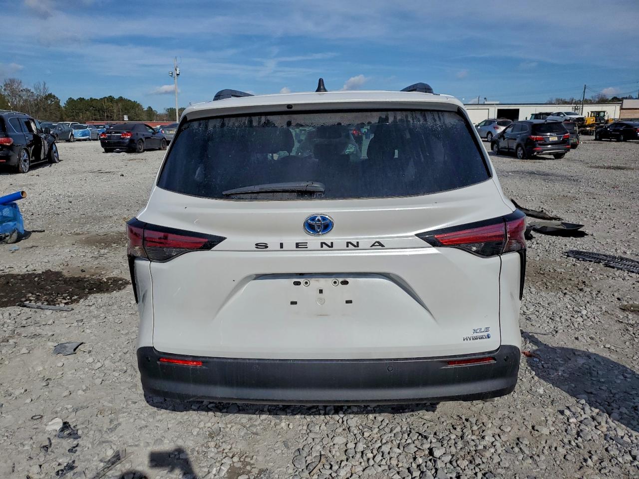 2022 TOYOTA SIENNA XLE photo 6