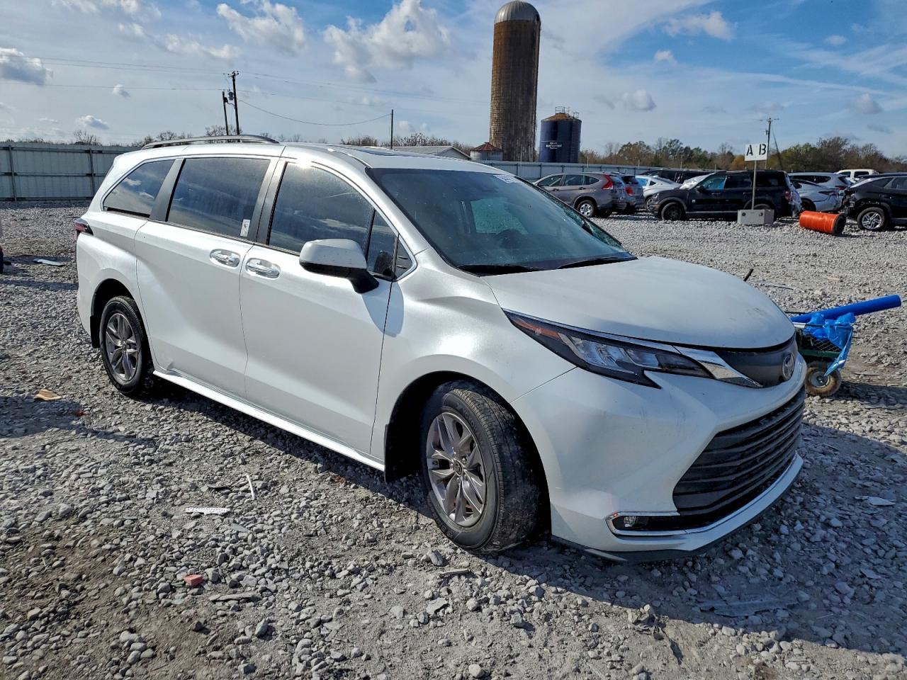 2022 TOYOTA SIENNA XLE photo 4