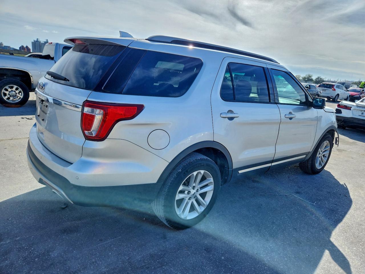2017 FORD EXPLORER XLT photo 3