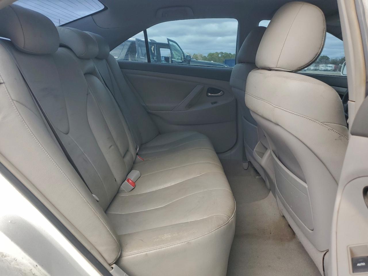 2010 TOYOTA CAMRY LE photo 19