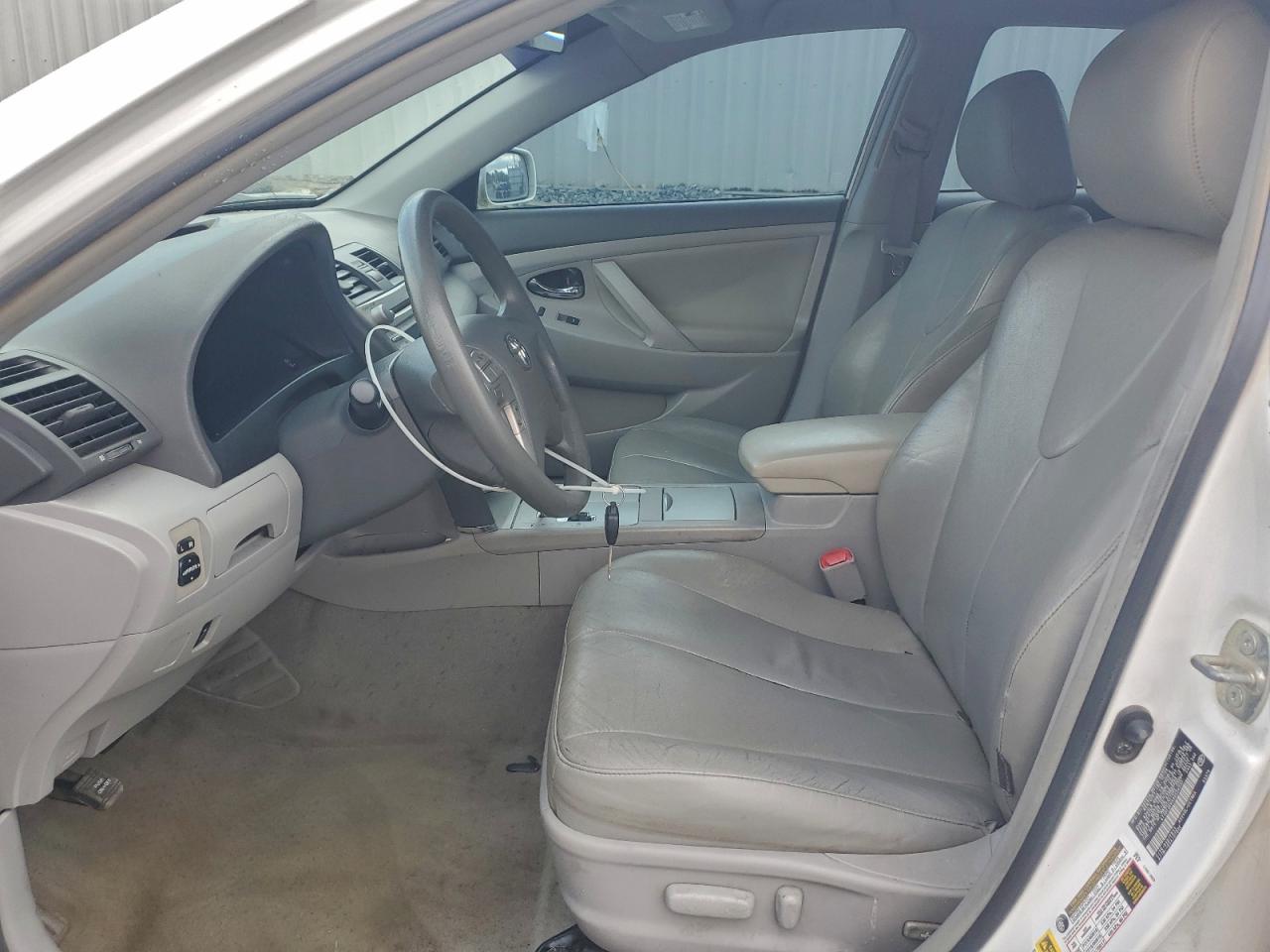 2010 TOYOTA CAMRY LE photo 13