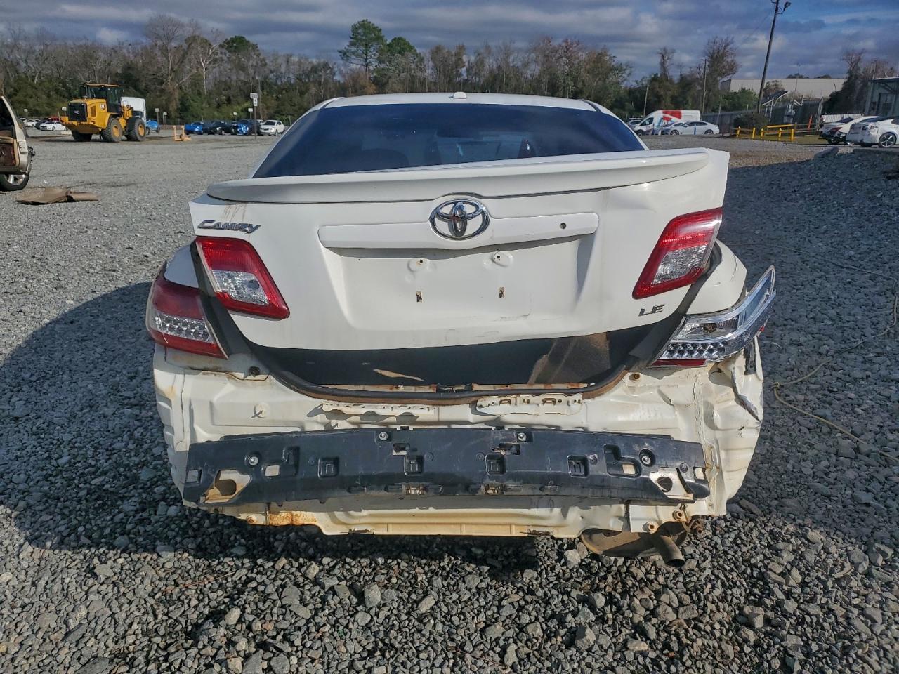 2010 TOYOTA CAMRY LE photo 11