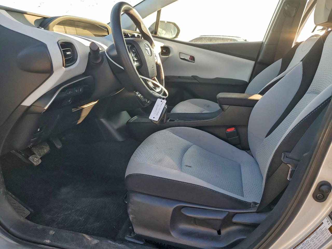 2019 TOYOTA PRIUS photo 13