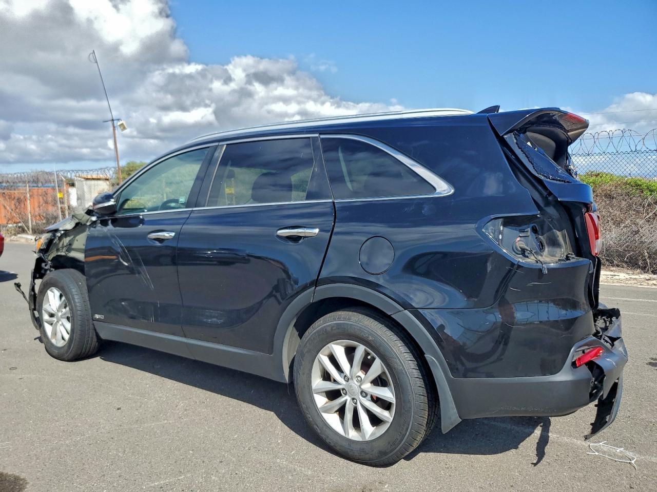 2017 KIA SORENTO LX photo 2