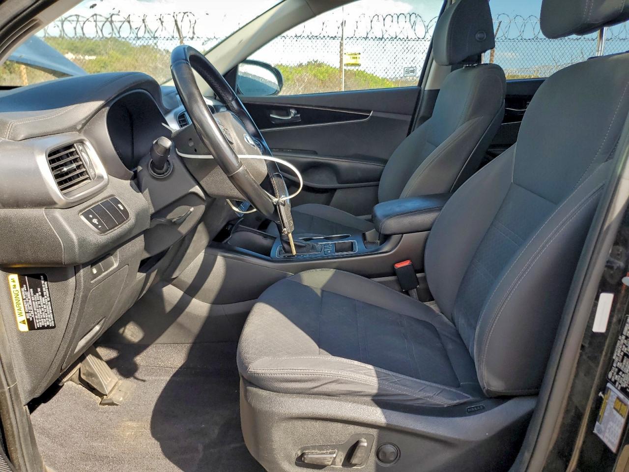 2017 KIA SORENTO LX photo 7