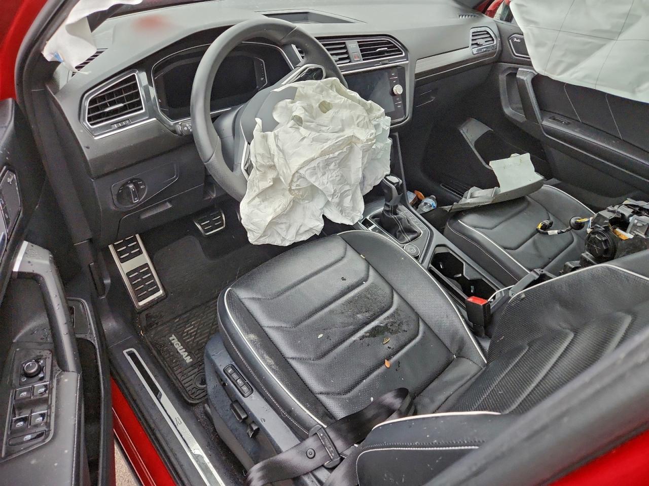 2024 VOLKSWAGEN TIGUAN SEL R-LINE BLACK photo 8
