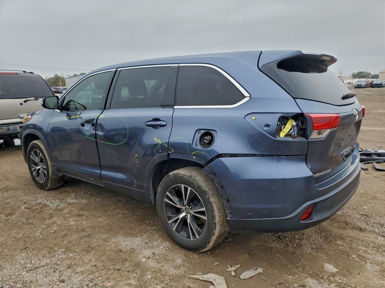 2019 TOYOTA HIGHLANDER LE photo 2
