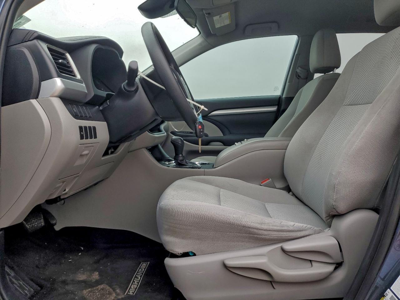 2019 TOYOTA HIGHLANDER LE photo 7