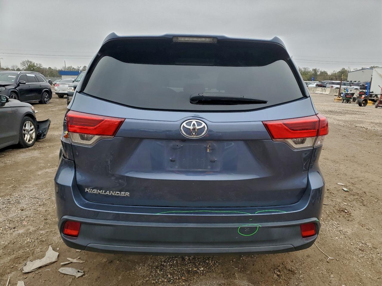 2019 TOYOTA HIGHLANDER LE photo 6