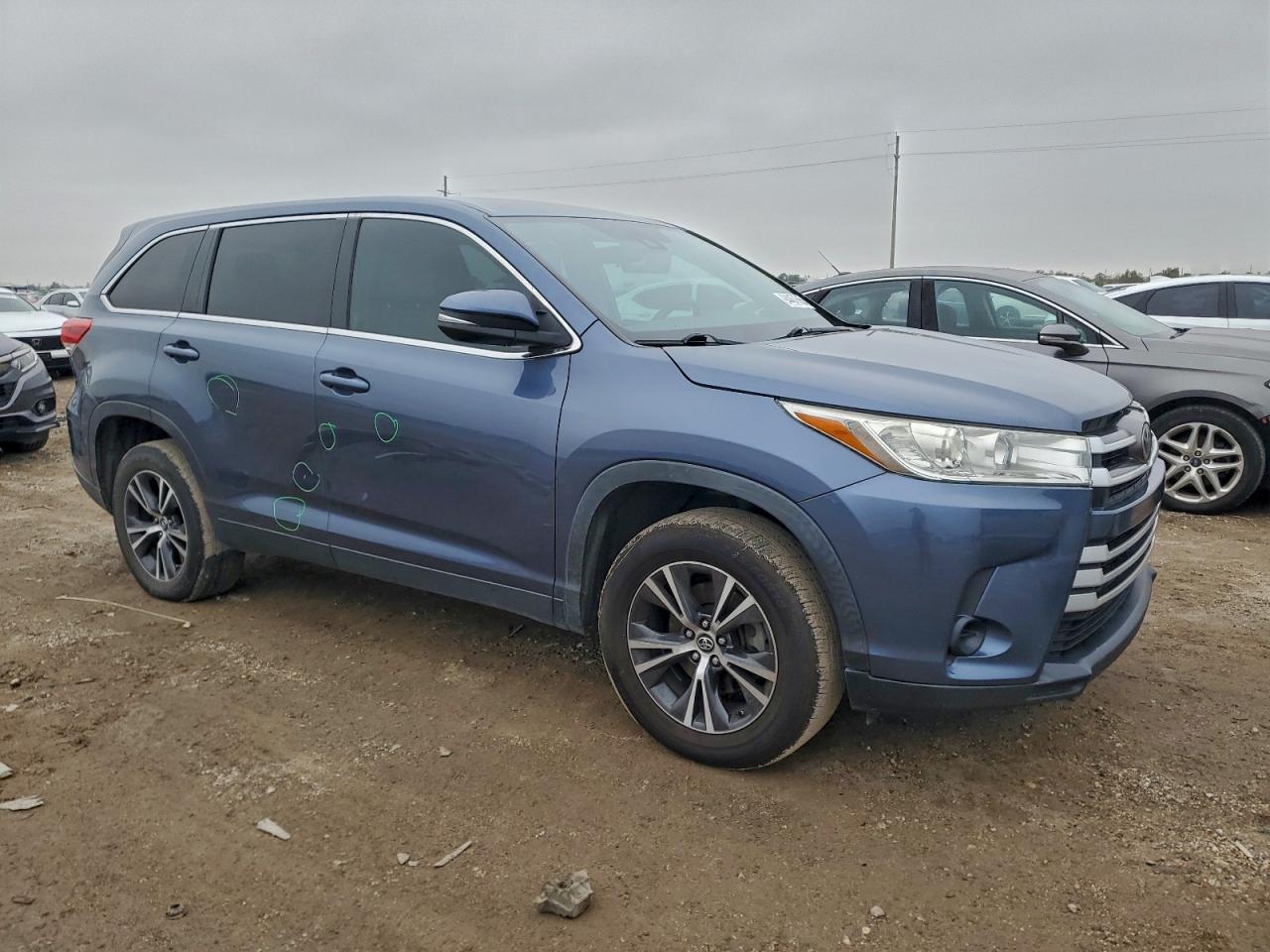 2019 TOYOTA HIGHLANDER LE photo 4
