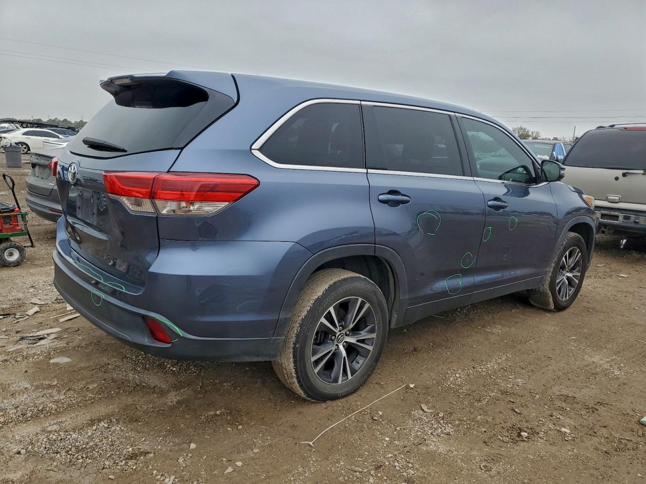 2019 TOYOTA HIGHLANDER LE photo 3